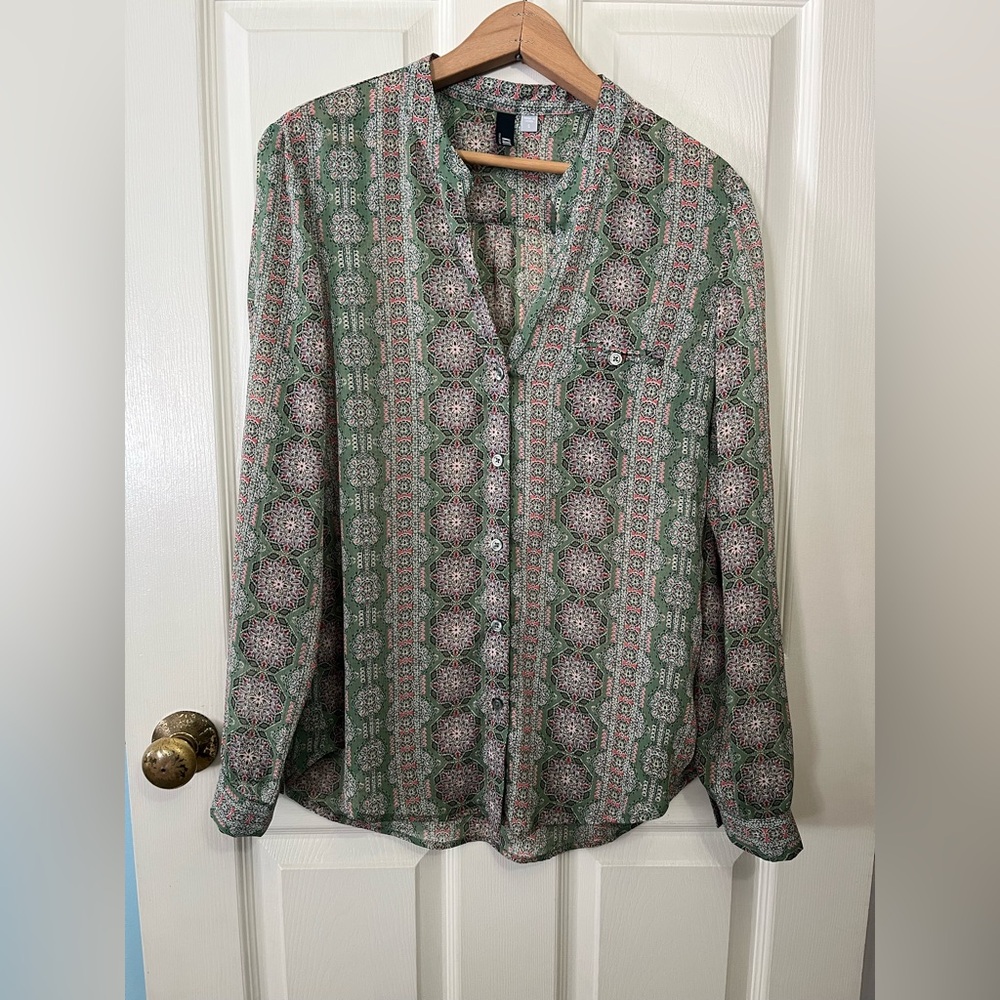 Kut from the Kloth Women’s V neck button down Blouse
